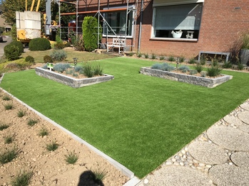 Kunstgras in voortuin Bunde