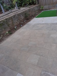 Kunstgras in combinatie met sierbestrating