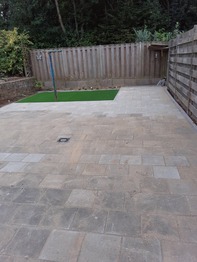 Kunstgras in combinatie met sierbestrating